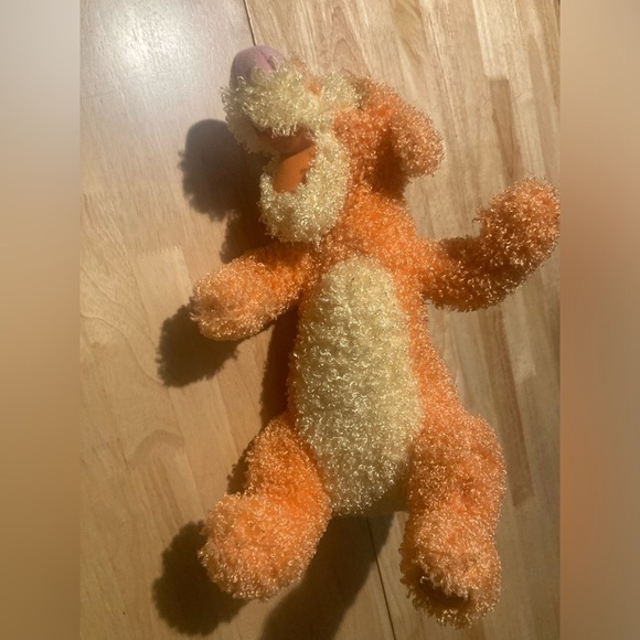 Disney store exclusive Tigger. Excellent condition. Fuzzy & very soft - Picture 1 of 6